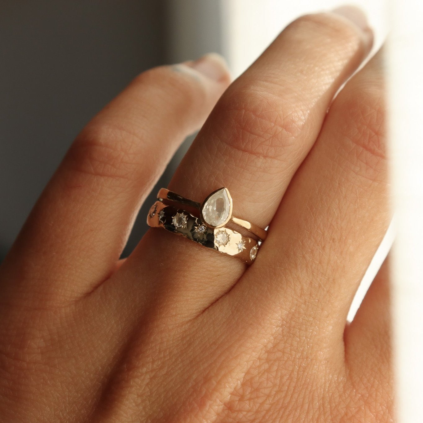 Eleni Solitaire | Icy Diamond, 18k Gold