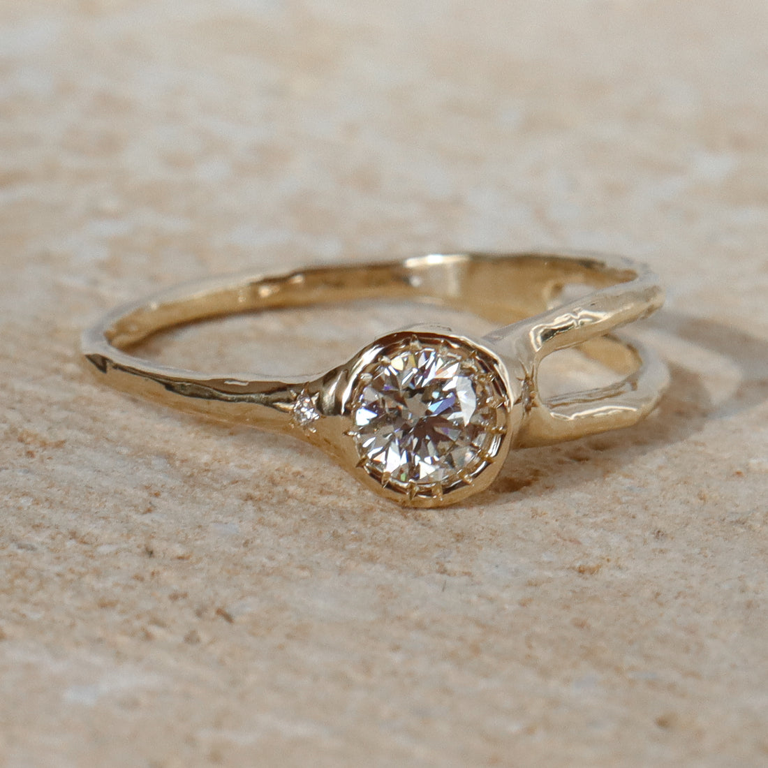 The Shooting Star Ring | 4mm Round Diamond, 14k Gold