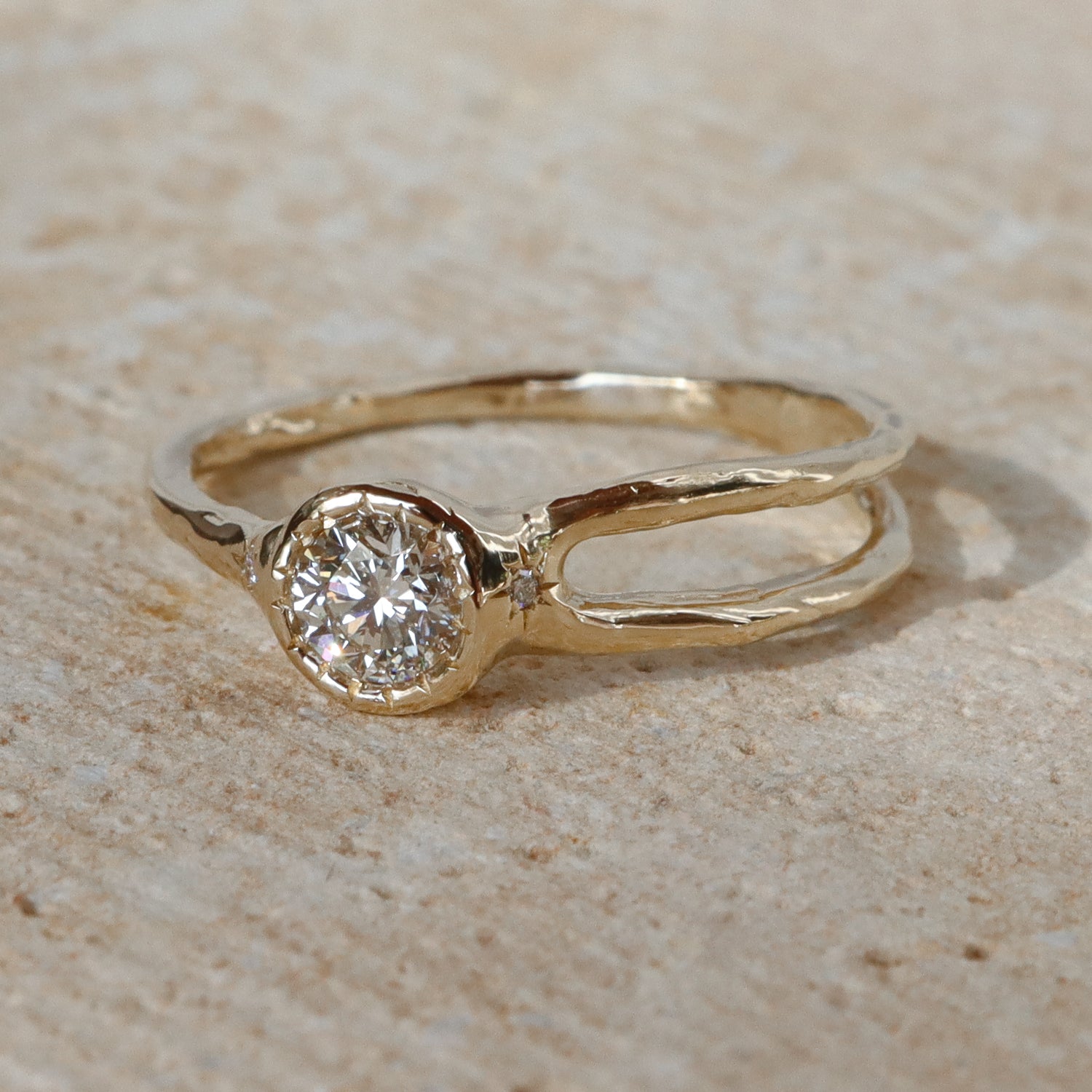 The Shooting Star Ring | 4mm Round Diamond, 14k Gold