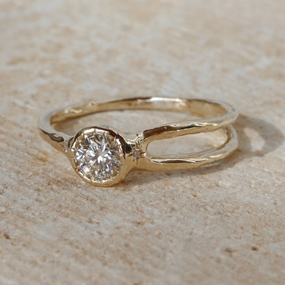 The Shooting Star Ring | 4mm Round Diamond, 14k Gold