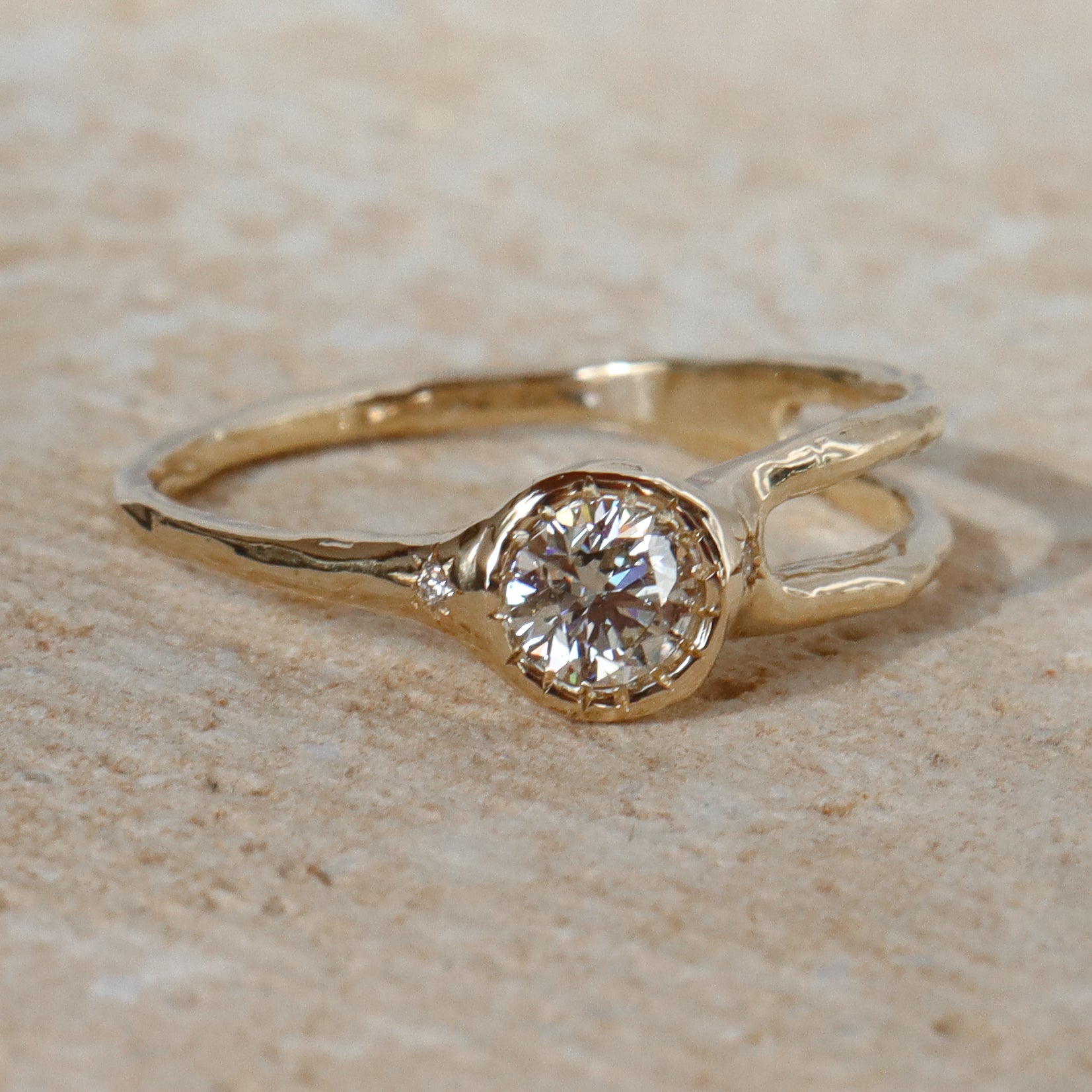 The Shooting Star Ring | 4mm Round Diamond, 14k Gold