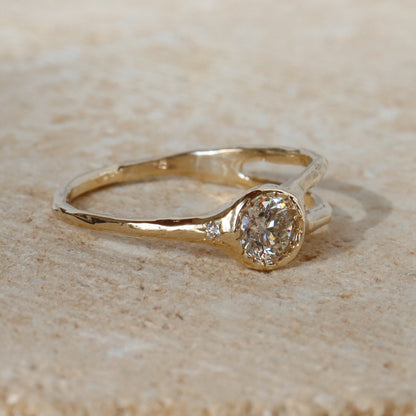 The Shooting Star Ring | 4mm Round Diamond, 14k Gold